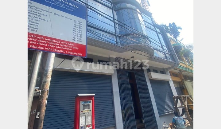 Ruko Dijual di Cicadas Terawat Cocok untuk Kantor Samping Jalan Utama