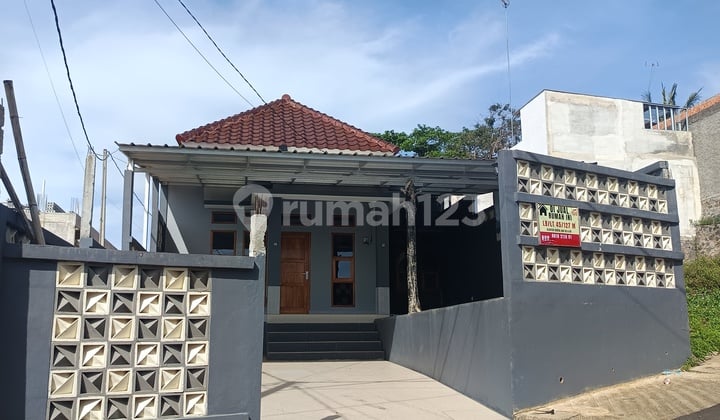 Rumah Elegan Pinggir Jalan