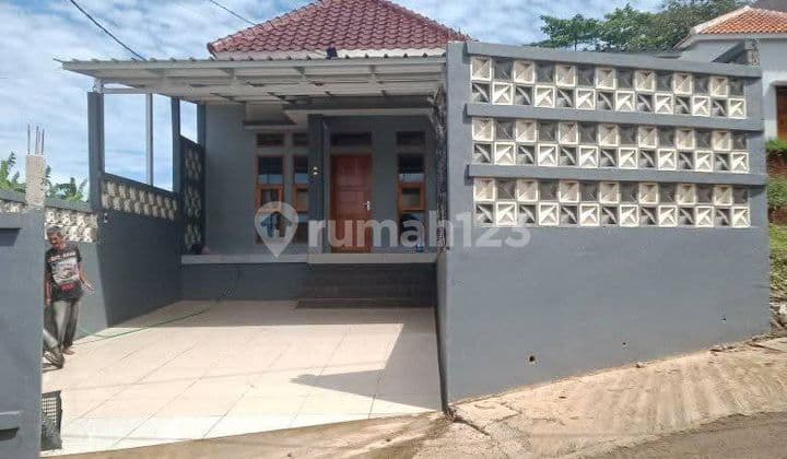 Rumah Elegant Pinggir Jalan Diposisi Hook