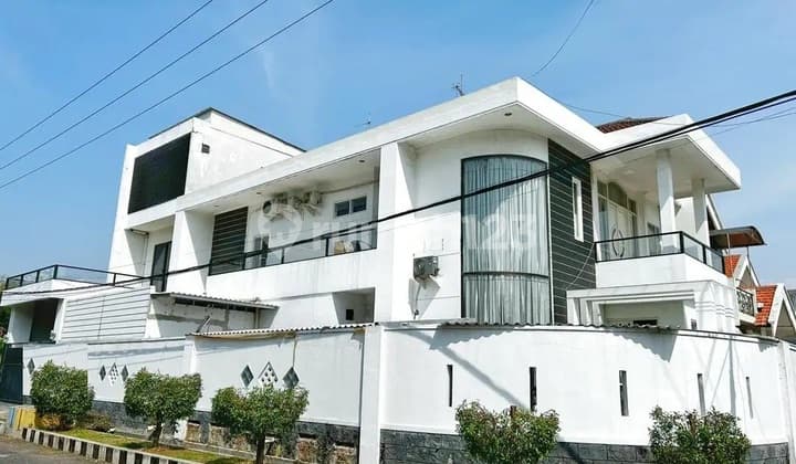 Jual Rumah Full Prabot Di Pusat Kota Surabaya