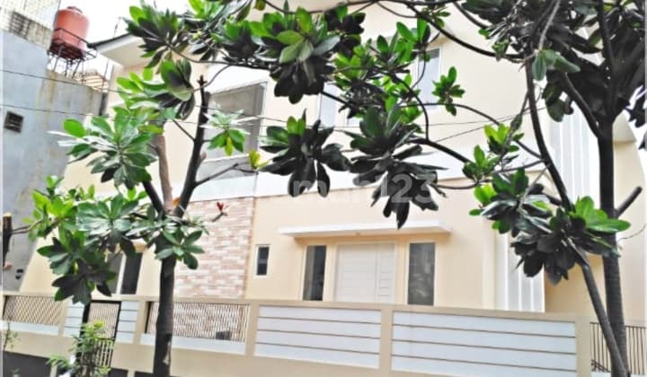 Rumah Cantik di Taman Semanan Indah Hoek Uk 10X15