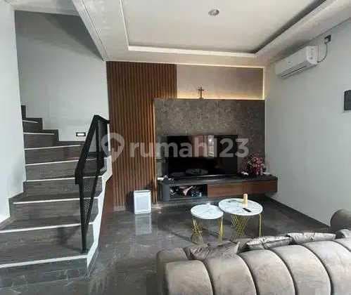 Rumah Cantik SHM Full Furnish Lt 10X10m2 Jakarta Barat
