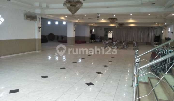 Gedung, gudang, tempat usaha plus rumah dikota dijual