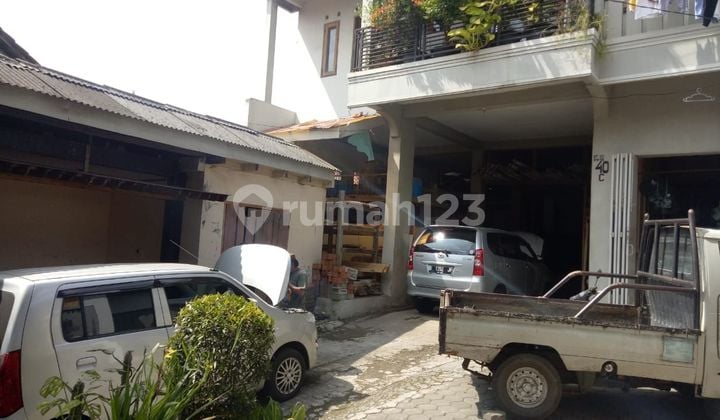 Strategic location shophouse on Jl. Kerkoff for quick sale.