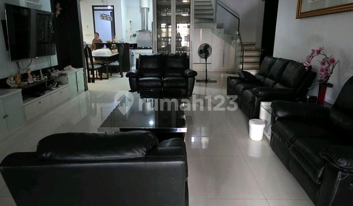 Rumah Mewah di Mekar Wangi, Jalan Lebar, Siap Pakai Sangat Bagus Dijual