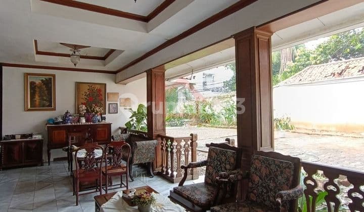 Dijual Rumah Lama Area Tenang Depan Taman di Menteng