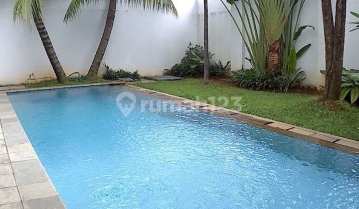 Townhouse Dua di Kemang Barat dengan S Pool Lokasi Strategis