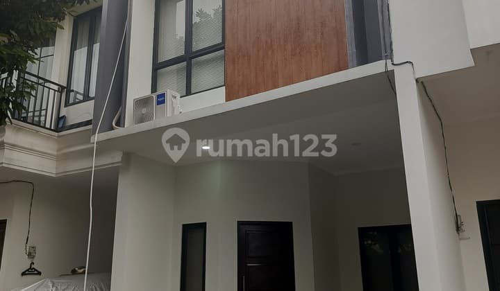 Rumah 3 Kamar Dipinggir Jalan Raya 2 Mobil