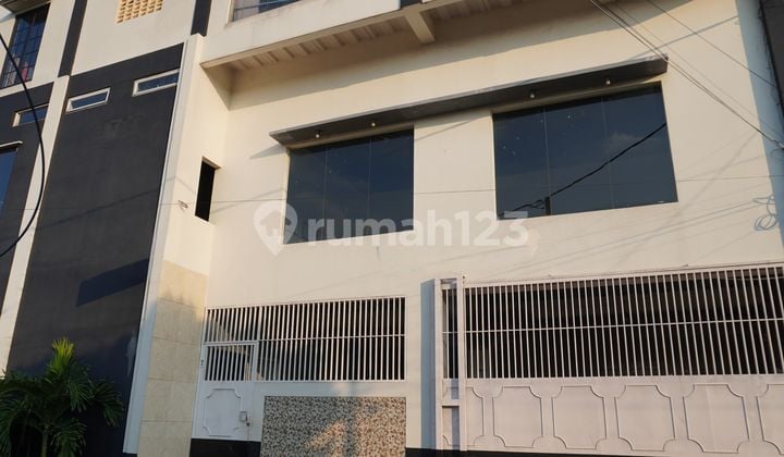 Gedung 3 Lantai Serbaguna di Limo Kota Depok