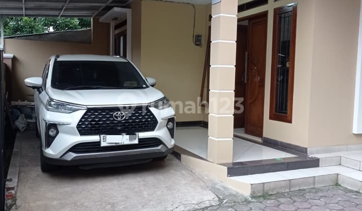 Cheap! House for Rent in Cirendeu, a Step Away from MRT Lebak Bulus, Semi-Furnished with AC, Located in a Mini Cluster