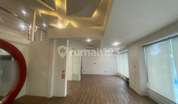 Ruang Usaha Komersil Dilantai 2 Luas 245M2 di Kemang Raya Jakarta Selatan