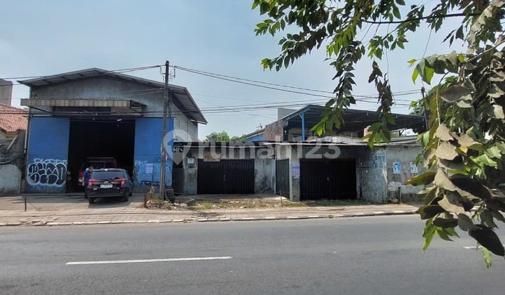Gudang Masuk Truk 40 Feet Di Area Ramai