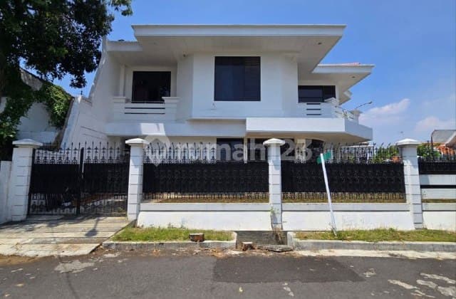 Rumah Dharmahusada Indah Strategis Siap Huni Garasi 2, Carport 3 Akses Pembantu