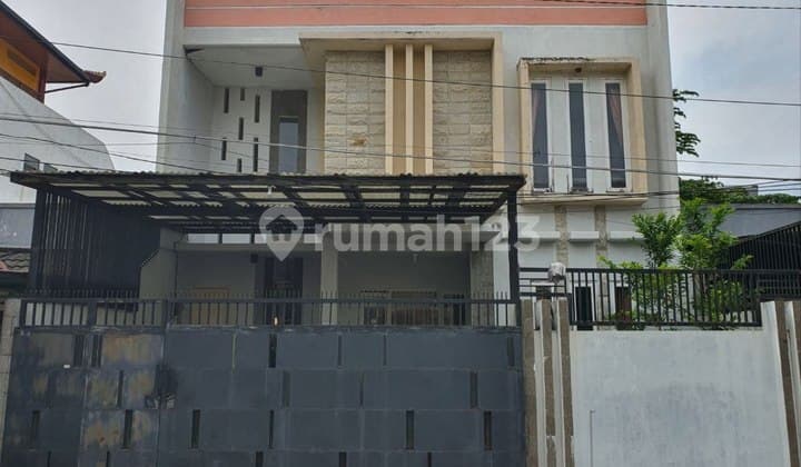 Rumah Wisma Permai Tengah Strategis, Carport 2, Akses Pembantu Sendiri