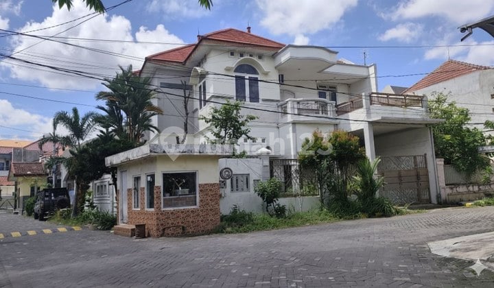For Sale Classic Hook House in South Sutorejo, Separate Art Access, Row for 2.5 Cars, Carport for 2.