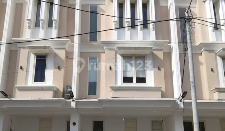 Dijual Rumah Dharmahusada Indah Barat Bangunan 3 Lantai Siap Huni