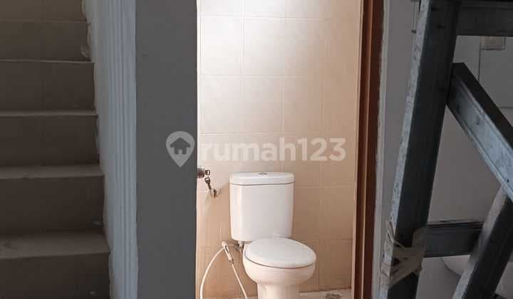 Dijual atau disewakan ruko 3.5 lantai di lokasi strategis Jl. Jombang, sangat cocok untuk berbagai jenis usaha atau kantor., RAT