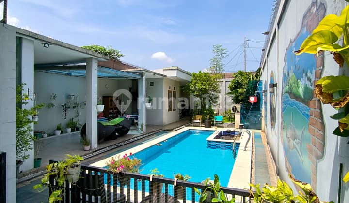 Rumah Mewah Dengan Pool Lokasi Strategis di Kebayoran Bintaro