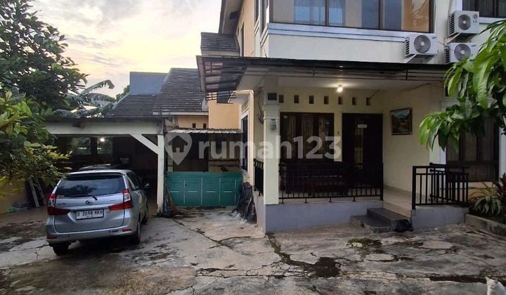 Rumah Besar Dekat Stasiun LRT dan Transjakarta