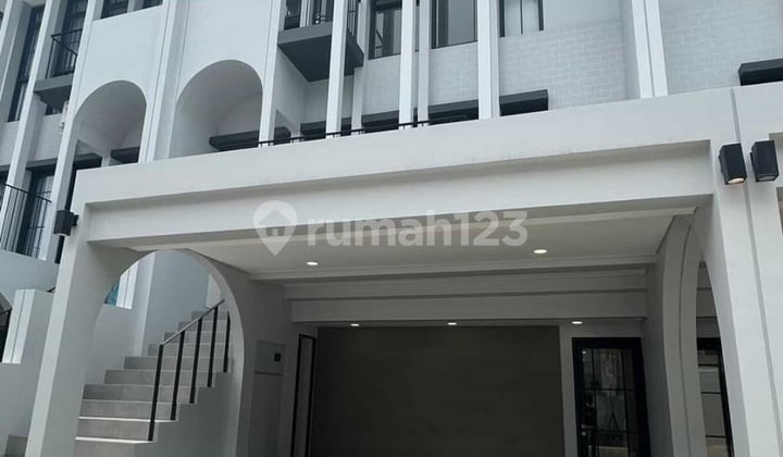 Nice 3-Story House Close to Eastvara Mall in Greenwich BSD