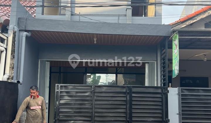 Disewakan Ruka 2 Lantaidi Di Dnsekolah Al Hamidiyah Sawangan Lokasi Strategis Cocok Untuk Usaha Ataupun Perkantoran Dan Lantai Atas Untuk Tempat Tinggal Dengan Dua Kamar Tidur Diatas,deket Sekolahan Deket Swalayan Deketke Toll Sawangan Cocok Jgbuat Resto