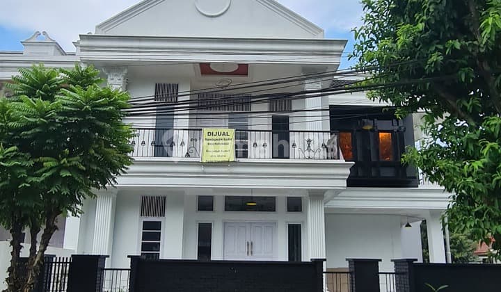 For Sale Luxury House New House Inside Cinere Luxury Complex Facing South Steps Away from Penabur School Near Desari Toll Access Close to Cinere Office Area Safe Comfortable and Flood-Free