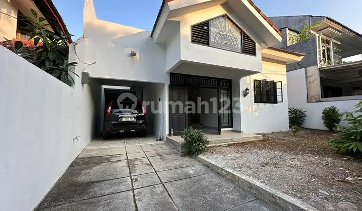 Rental House Inside the Santu Housing Complex, Main Floor, Strategic Location in Cinere, A Step Away from Living Plaza, Near the Atasari Toll Road via Brigif, Flood-Free