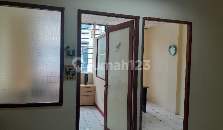 Ruang Kantor Dikomplek Perkantoran dan Bisnis Kebayoran Baru Jakarta Selatan
