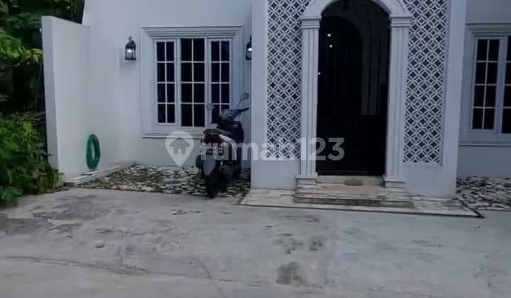 Rumah Mewah Strategis Dgn Kolam Renang Kedungmundu Tembalang Kota Semarang