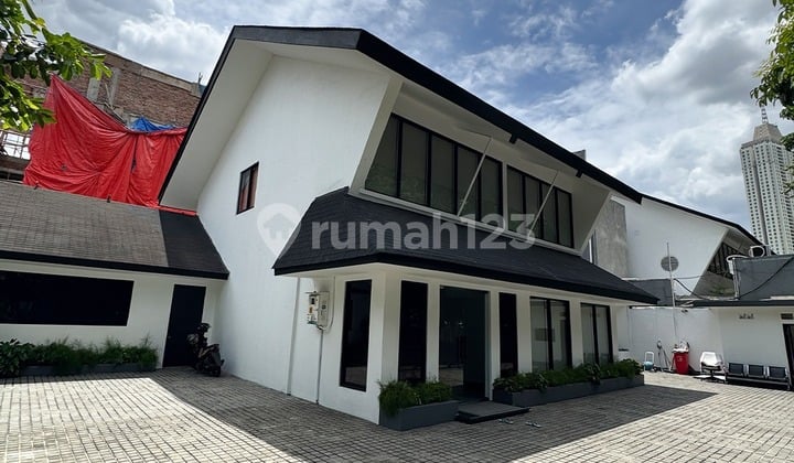 Disewakan Rumah di Area Premium Pakubuwono - Jakarta Selatan (Cocok untuk Usaha & Kantor)