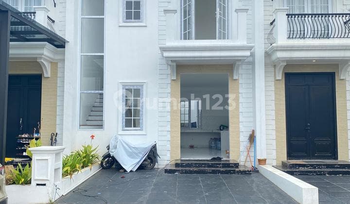 Rumah Eksklusif Strategis Pinggir Jalan di Rempoa, Tangsel