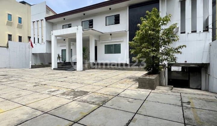 Gedung Strategis di Senopati Kebayoran Baru, Jakarta Selatan