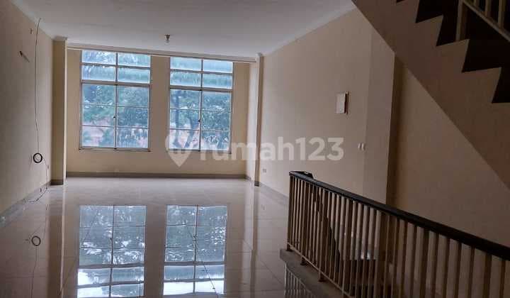 Disewakan Ruko Tiga Lantai Lokasi Bagus di Green Lake City