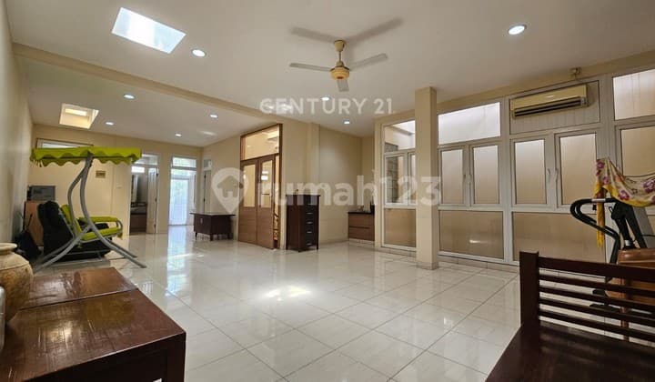 RUMAH DI DALAM CLUSTER KOTA WISATA CIBUBUR