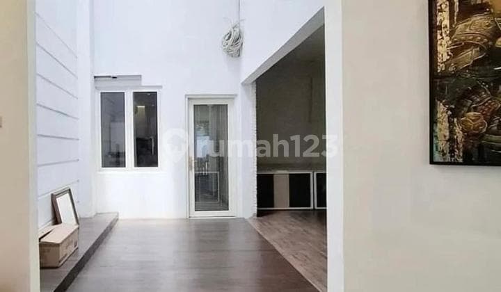 Kebayoran Baru House 469 M² Facing East