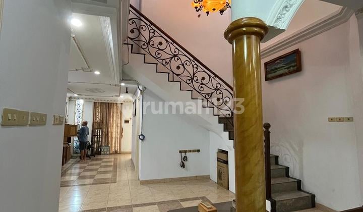 Rumah Model Classic di Taman Grisenda Hadap Timur