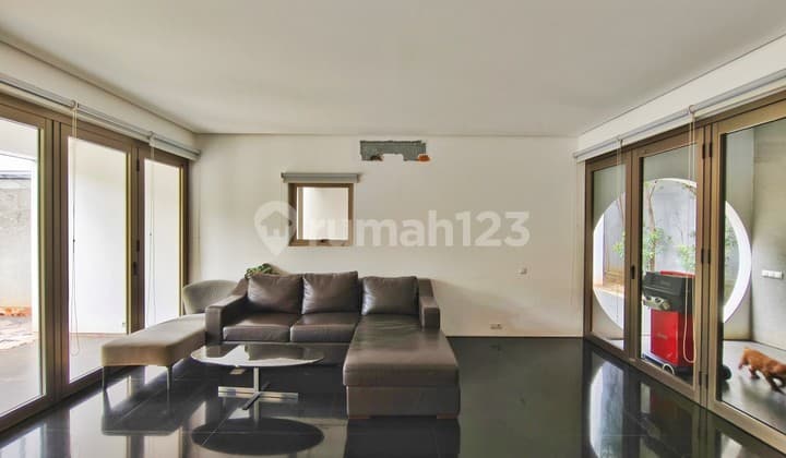 Rumah di Villa Gading Indah, Kelapa Gading, Rumah 2 Lantai bergaya villa modern