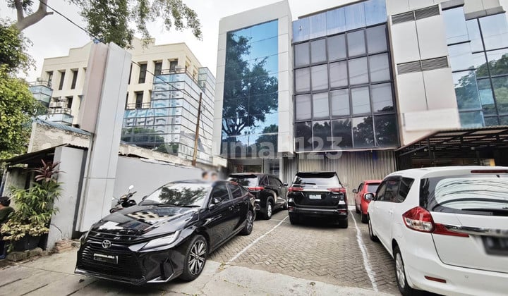 Disewa Ruko strategis ex. Bank, rapi siap pakai, sebrang halte Transjakarta, dekat Tugu Tani, Kwitang Raya, Senen