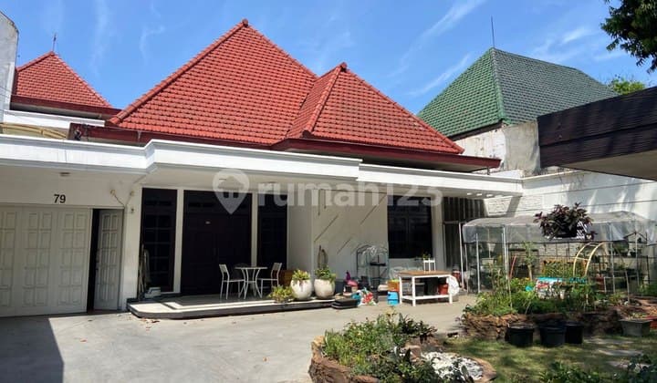 Rumah Bagus Unfurnished SHM Raya Darmo, Surabaya