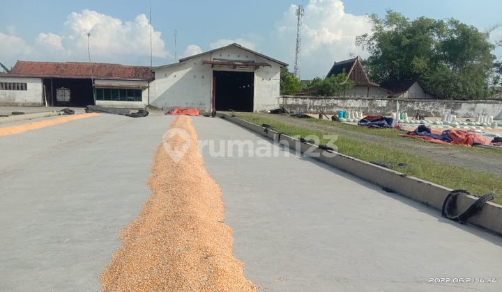 Gudang Penggilingan Padi Di Tepi Jalan Raya Kabupaten
