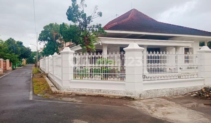 Rumah Hook Tengah Kota Solo