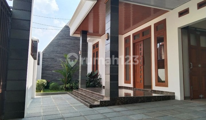 Rumah Mewah Lux Posisi Strategis Dekat Pintu Tol