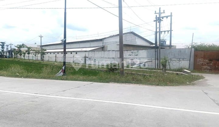 Gudang Luas Dikawasan Industri Jalan Akses Kontainer