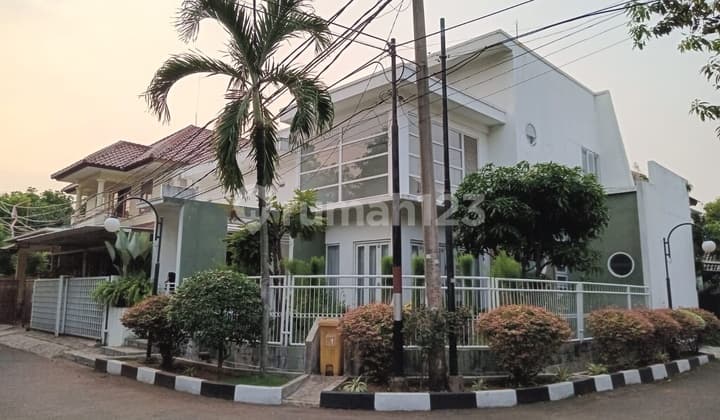 Di Jual Rumah Posisi Hook di Taman Laguna Lokasi Strategis di Cibubur