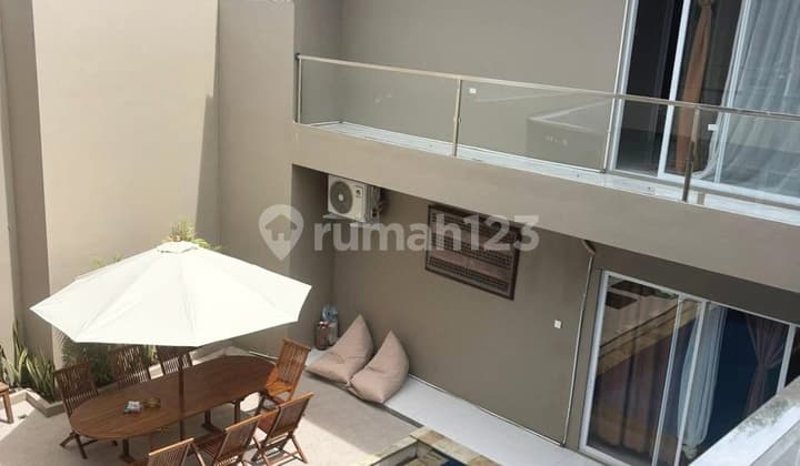 Rumah Cantik dengan Kolam Renang di Taman Kenari Cibubur