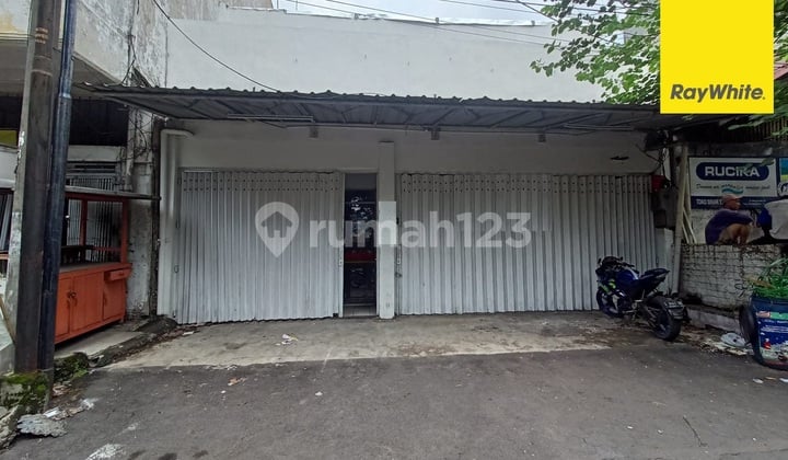 For rent: 2-story shop house on Jalan Raya Manyar, Surabaya.