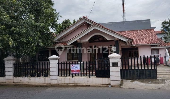 Rumah Pinggir Jalan Situasi Ramai Toko.minimarket Dilalui Kendaraan Umum Dekat Pusat Kota Depok