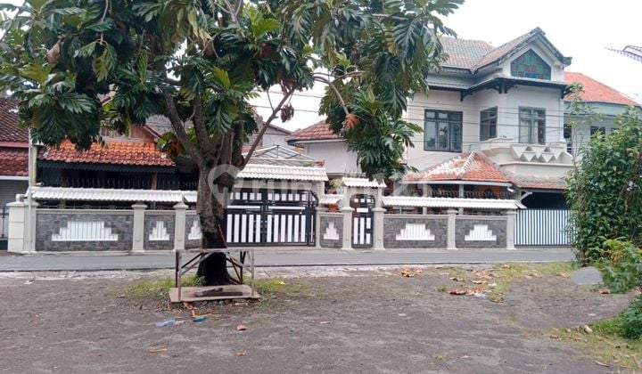 Rumah Klasik Bagus Luas Strategis di Jajar