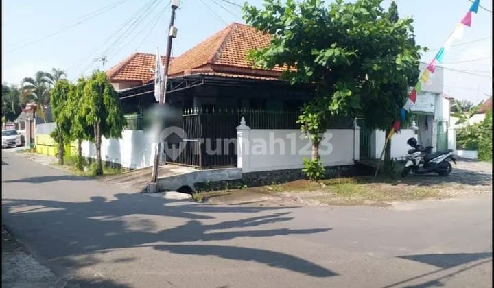 Rumah Hook Strategis Tengah Kota Sumber Solo