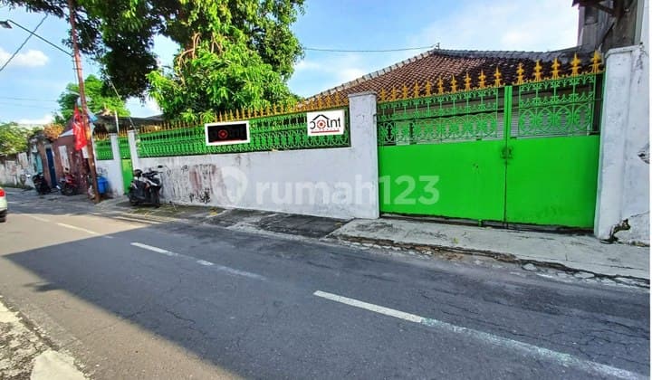 Old House with Large Land in the City Center of Laweyan, Solo